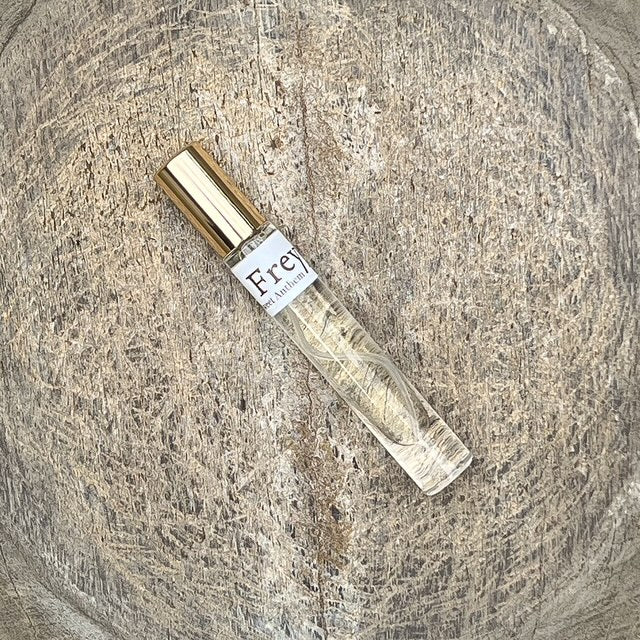 Sweet Anthem Freyja - warm amber, comforting tonka bean, & tranquil blueberry... Perfume Dark Gray 10ml Eau de Parfum